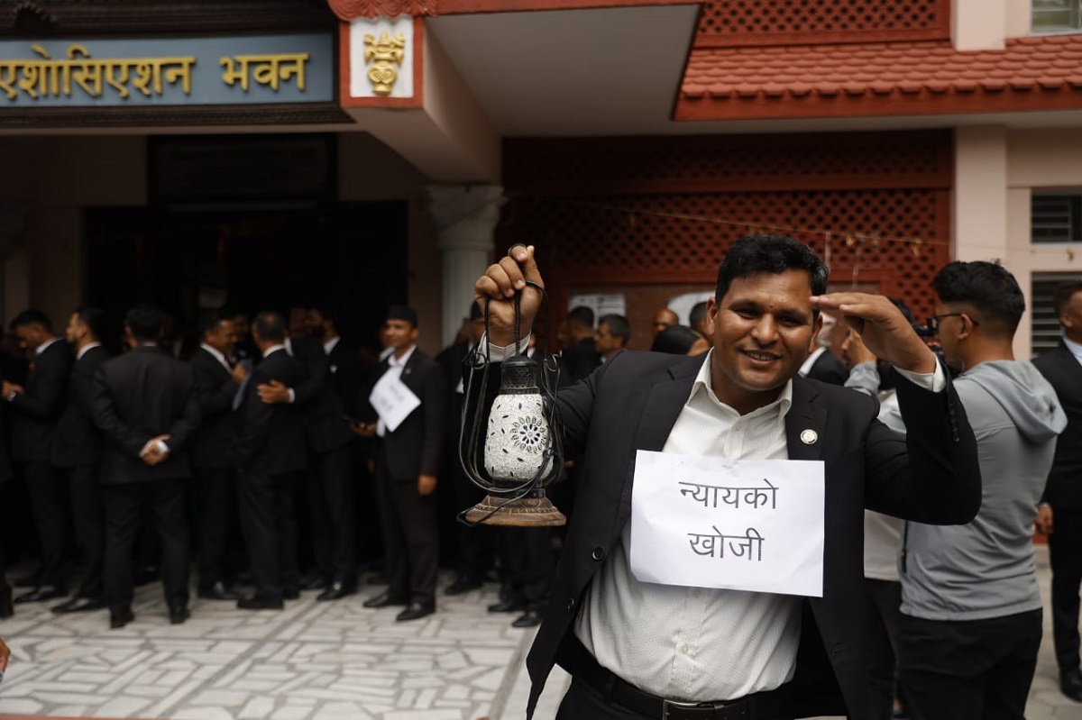 ‘न्यायको खोजी’ भन्दै बारको दिउँसै लालटिन प्रदर्शन (तस्बिरहरू)
