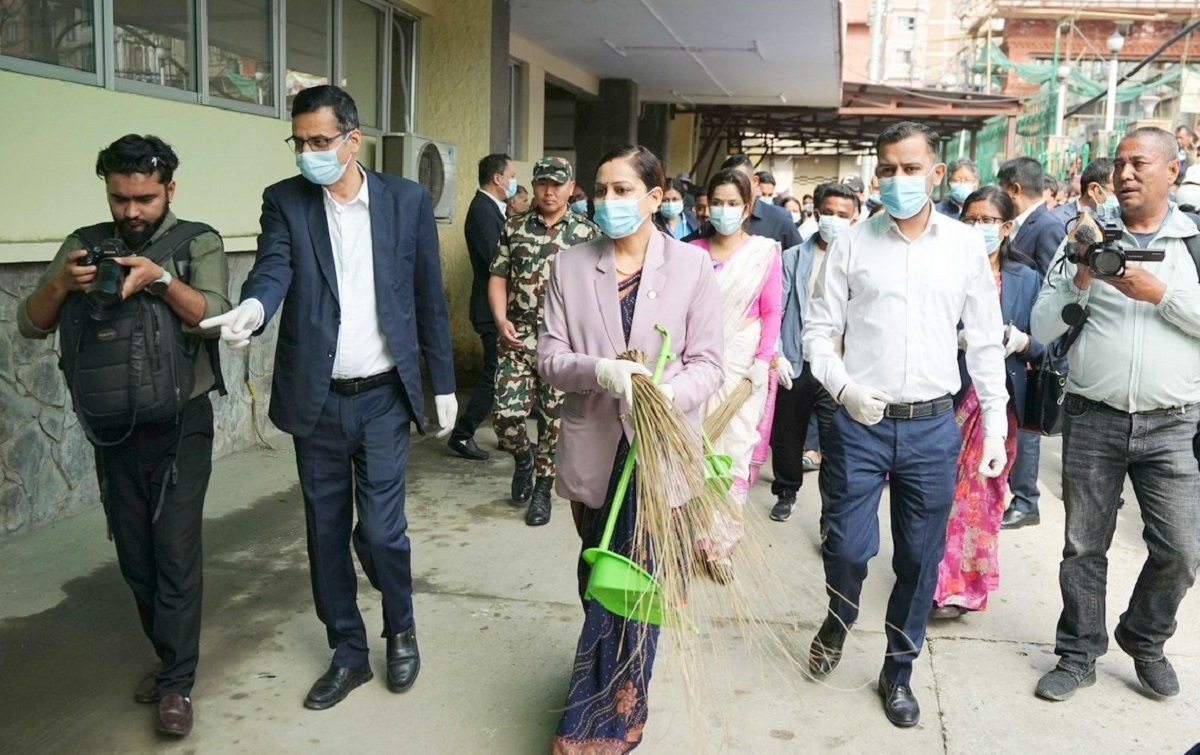 झाडु लिएर वीर अस्पताल पुगिन् स्वास्थ्य मन्त्री, सुरु भयो ‘राष्ट्रिय सरसफाइ सप्ताह’ (तस्बिरहरु)