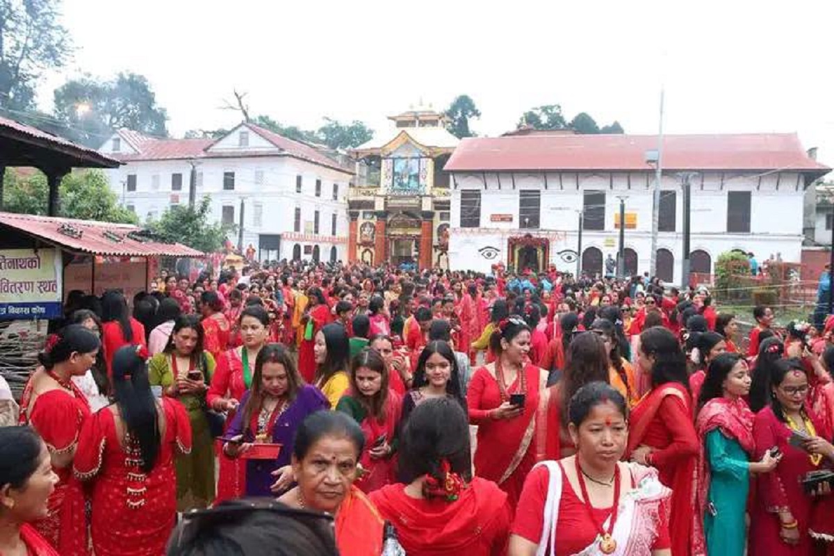 तीजमा पशुपतिमा भक्तजनको घुइँचो, चारै ढोकाबाट दर्शनको व्यवस्था (तस्बिरहरु)